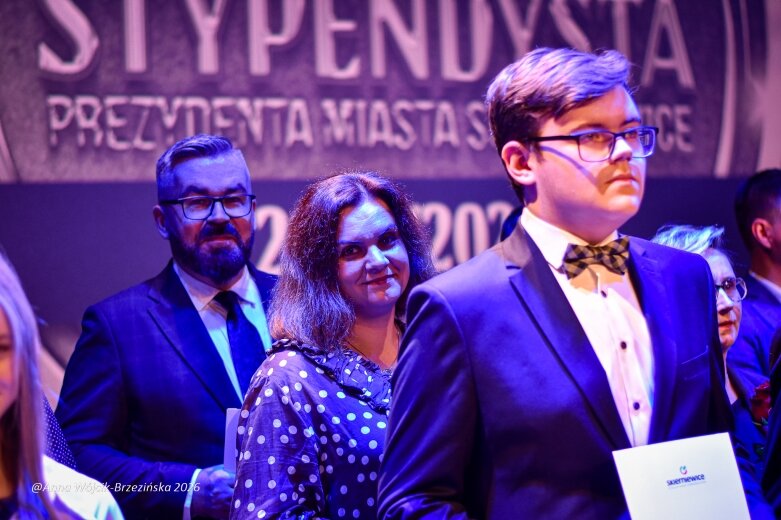  Ponad 250 uczniów odebrało stypendia Prezydenta Miasta Skierniewice 