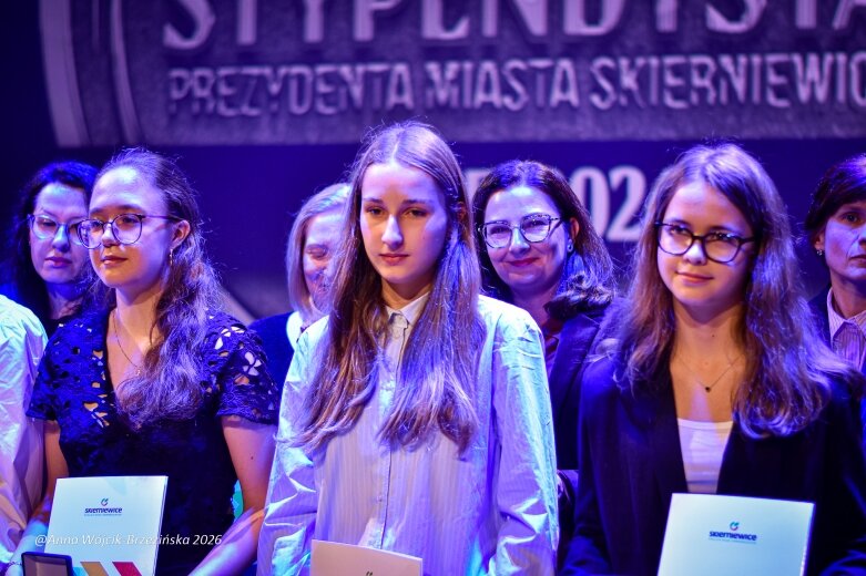  Ponad 250 uczniów odebrało stypendia Prezydenta Miasta Skierniewice 