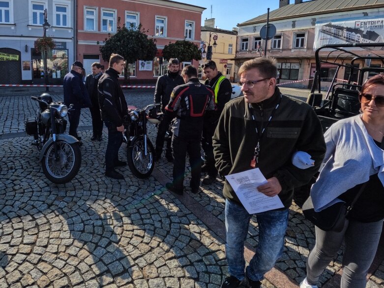  Przeszło 120 klasyków motoryzacji na skierniewickim rynku.   