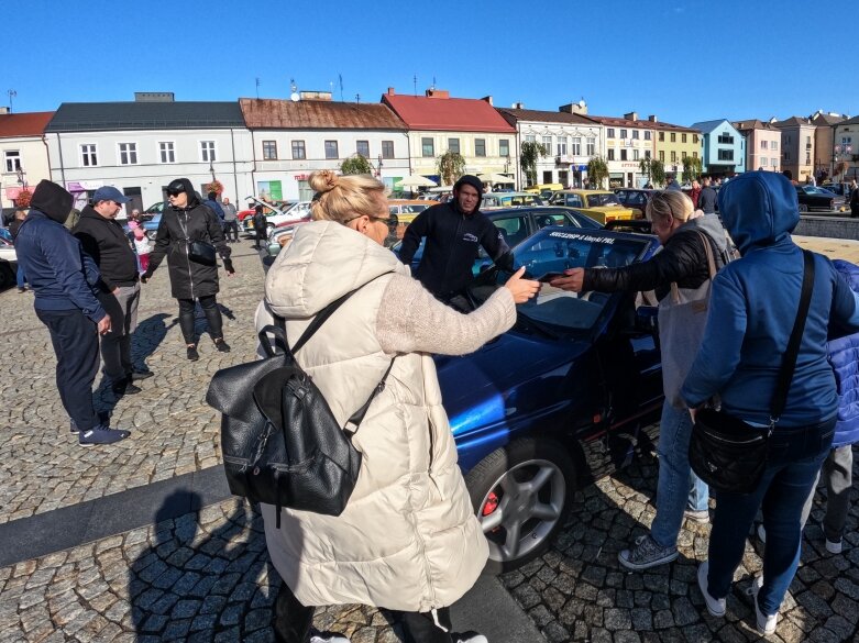  Przeszło 120 klasyków motoryzacji na skierniewickim rynku.   