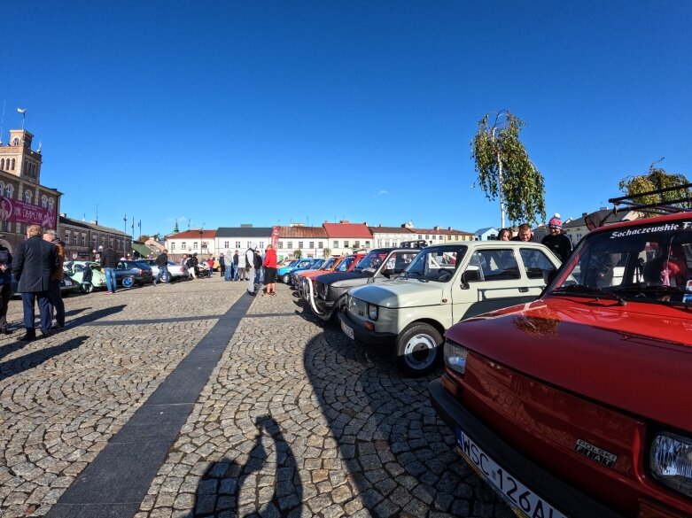  Przeszło 120 klasyków motoryzacji na skierniewickim rynku.   