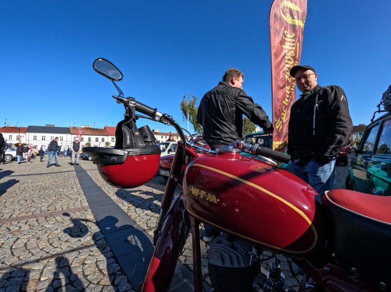  Przeszło 120 klasyków motoryzacji na skierniewickim rynku.   