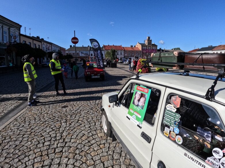  Przeszło 120 klasyków motoryzacji na skierniewickim rynku.   