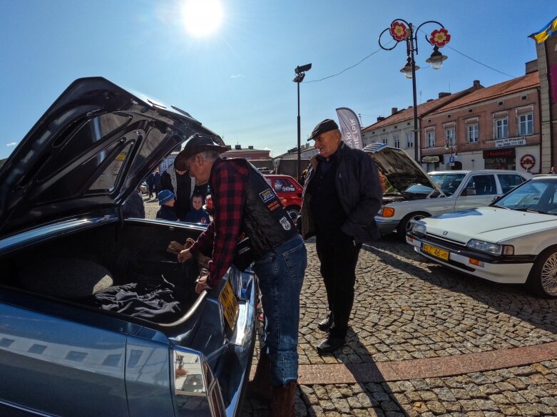  Przeszło 120 klasyków motoryzacji na skierniewickim rynku.   