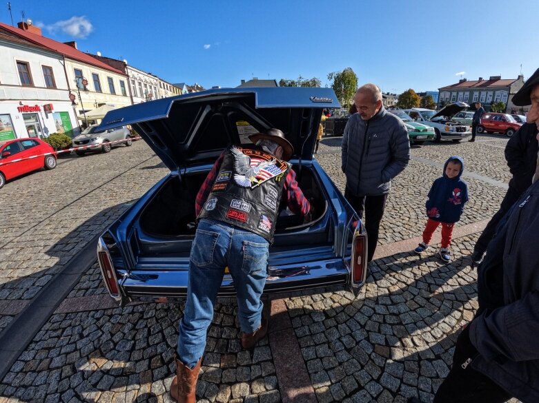  Przeszło 120 klasyków motoryzacji na skierniewickim rynku.   