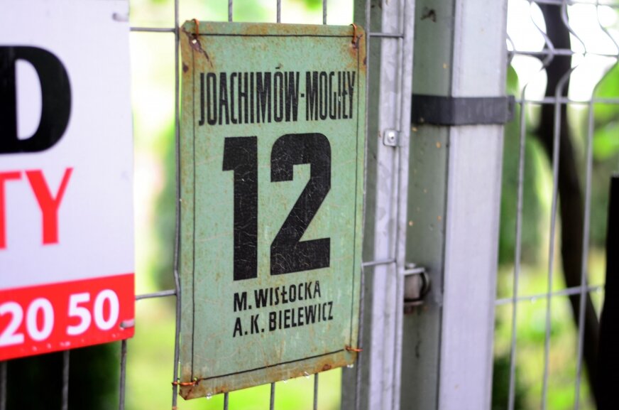 Na ogrodzeniu posesji, pod numerem 12 do dziś znajduje się tabliczka adresowa, na niej napisane: M. Wisłocka oraz… – tu