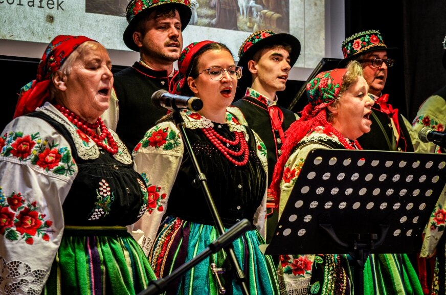 Śpiewanie kolęd i pastorałek to tradycja, która ma głębokie korzenie w polskim folklorze. 